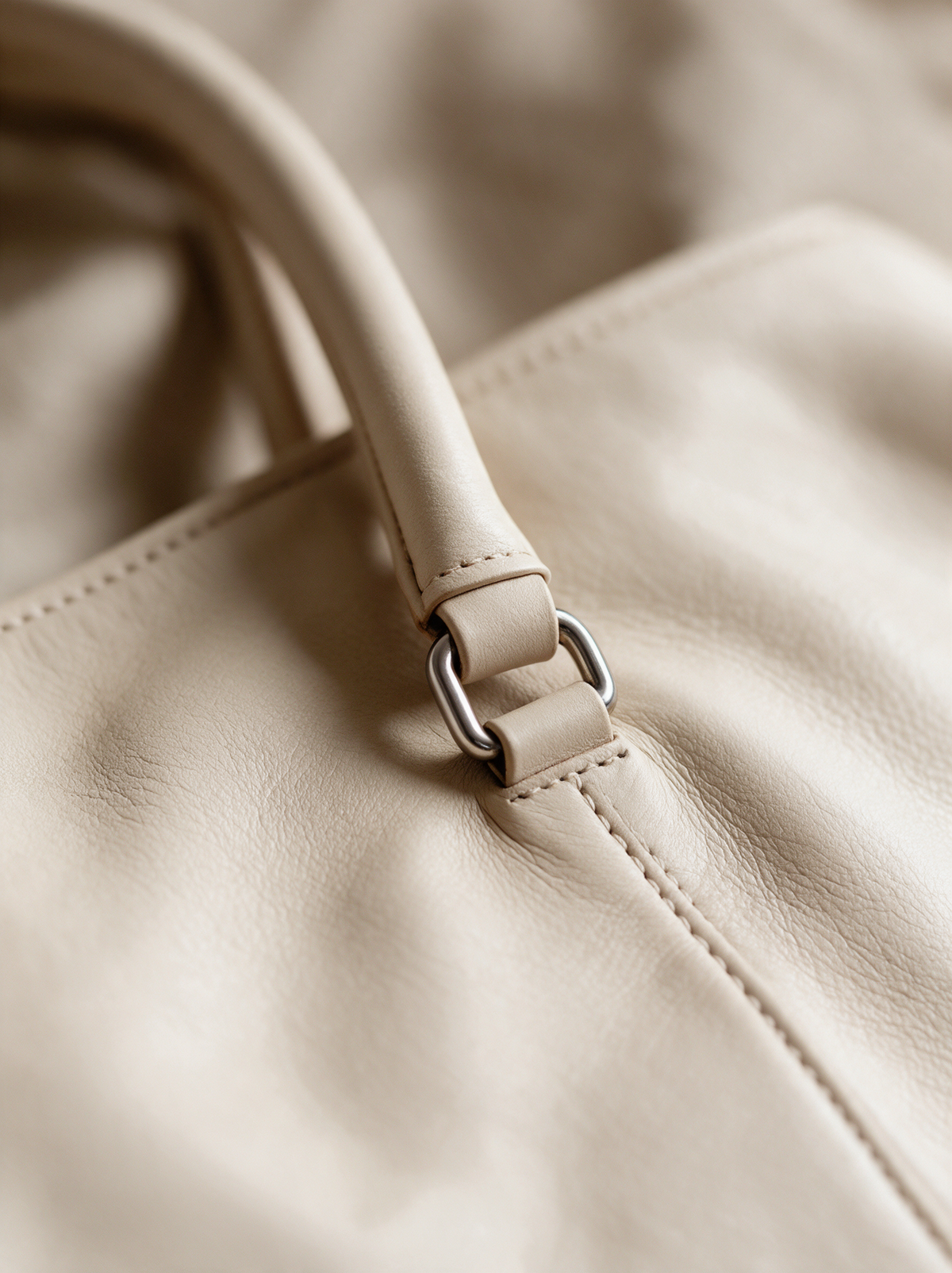 Urania weekender bag handle and hardware close up
